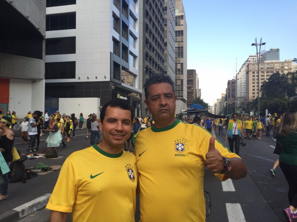 Carlos Leandro (à esquerda): "A camisa da CBF era a única que eu tinha. Eu associo essa camisa ao Brasil"