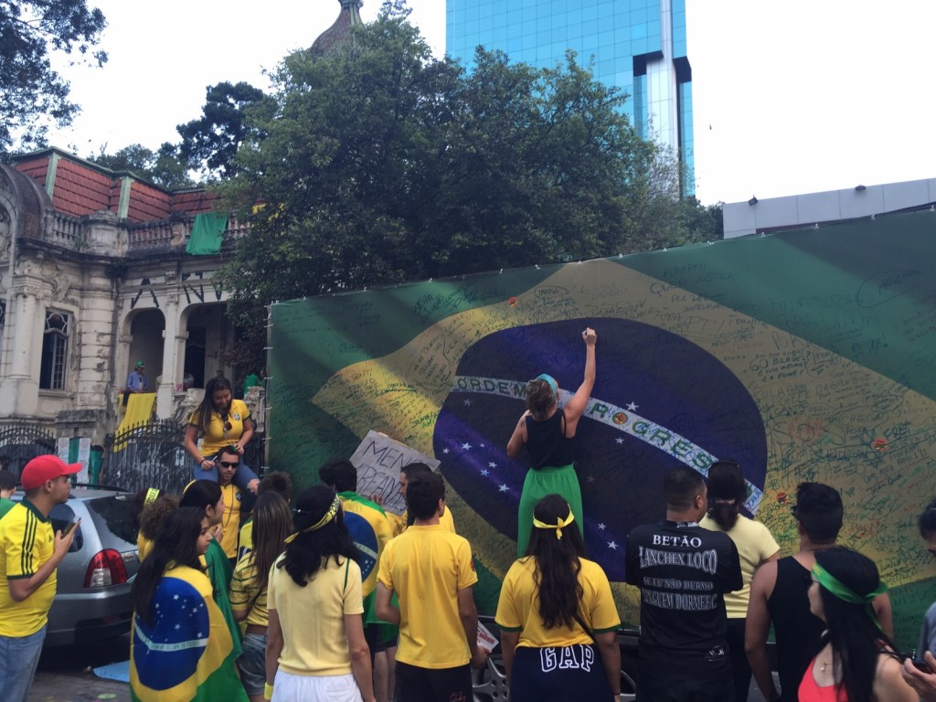 Manifestantes fazem fila para assinar bandeira do Brasil