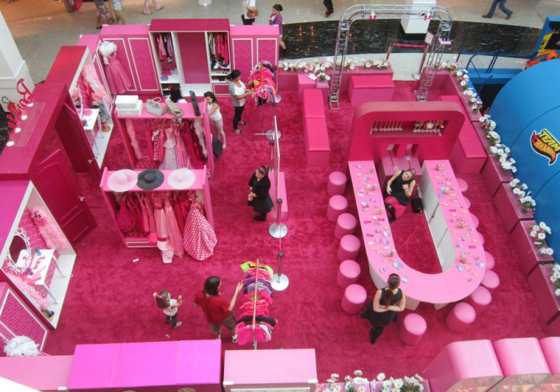 No espaço há um guarda-roupa da Barbie em escala real