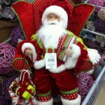 Papai Noel na cadeira com saco de presentes: R$ 419,58 na Armarinho Vaz Martins