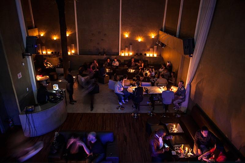 O escuro ambiente: frequentado por uma moçada na faixa dos 25 anos