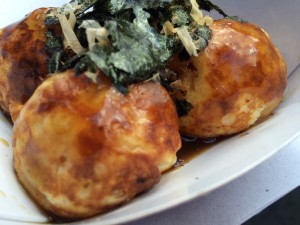 Takoyaki: bolinho cremoso de polvo ou de camar&atilde;o (foto: F&aacute;bio Galib)