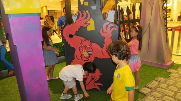 As crianças passam por diversos desafios para desvendar um enigma As crianças passam por diversos desafios para desvendar um enigma