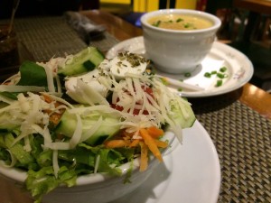 Salada e caldinho: as opções de entrada (foto: Fábio Galib) 