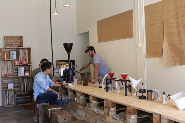 Os clientes podem assistir a preparação de seu café enquanto aguardam no balcão de seis metros (Foto: Divulgação)