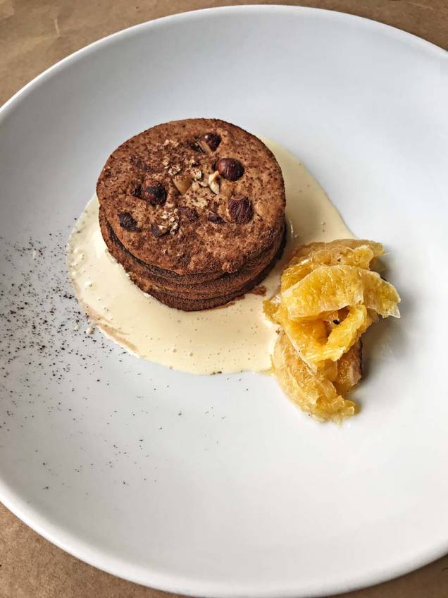 Novidade: torta de biscoito de avelã recheada de chocolate belga cremoso ao creme inglês com rum e laranja defumada