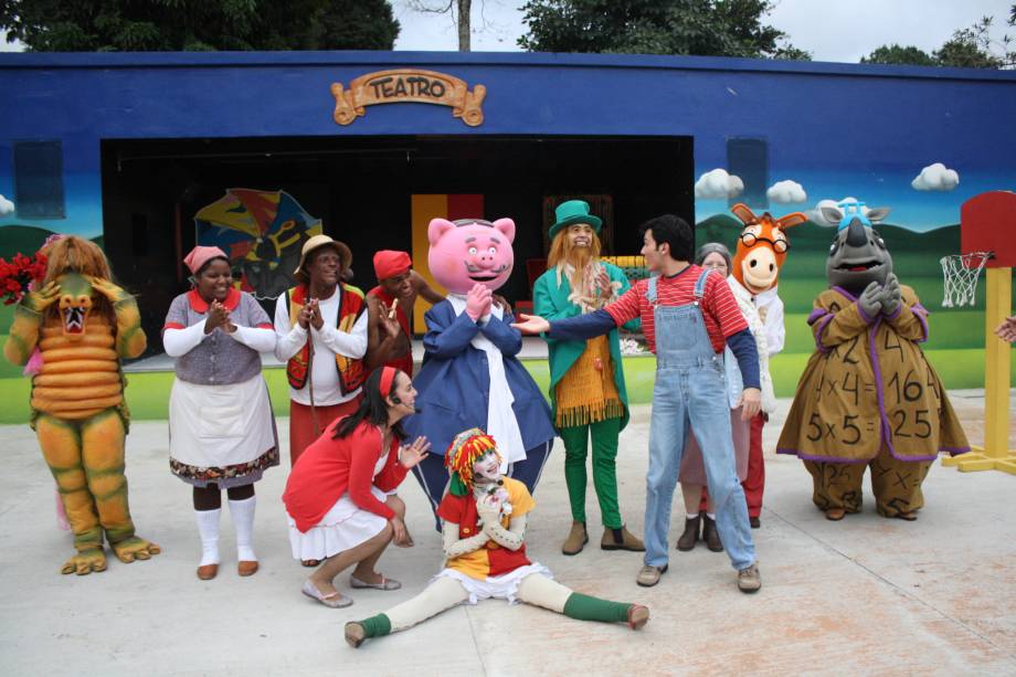 Durante o passeio, há a interação e brincadeiras com todos os personagens da obra