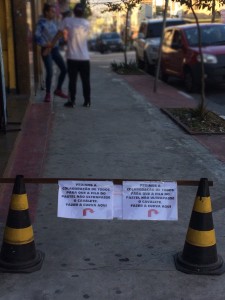 Cavalete no estabelecimento vizinho: para organizar a fila (foto: Fábio Galib)