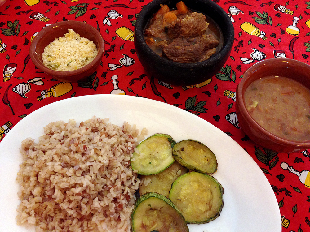 A carne de panela servida com arroz, farofa, feijão e  um legume (Foto: Mariana Oliveira)