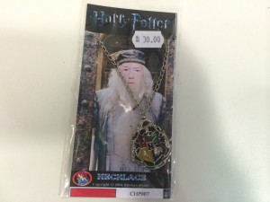 Colar com brasão de Hogwarts, por 30 reais