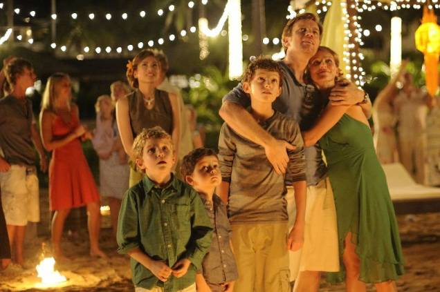 O Impossível: Maria (Naomi Watts), Henry (Ewan McGregor) e seus três filhos em férias de inverno na Tailândia