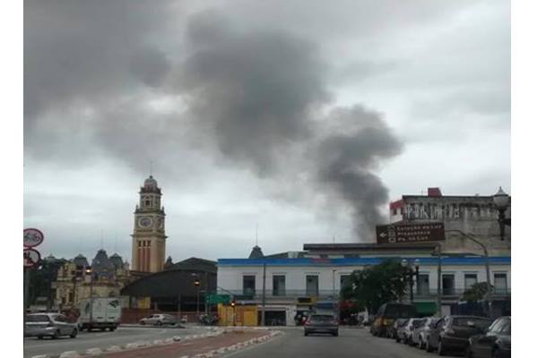 Fumaça no local do incêndio: Bombeiros afirmam que não houve vítimas (Foto: Kelviane Lima)