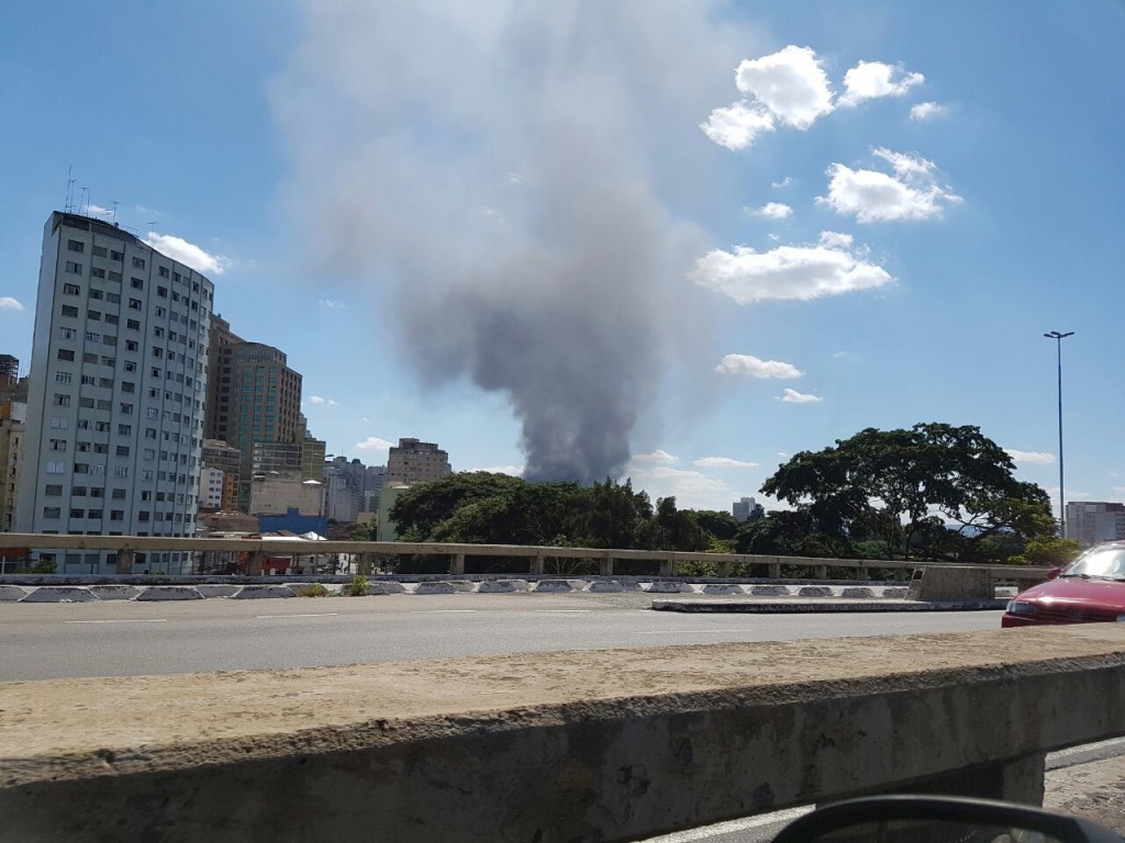 Fumaça do incêndio na UNIESP vista da Radial Leste (Foto: Tatiana Izquierdo)