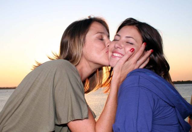 Insônia": Andreia (Luana Piovani) e Cláudia (Lara Rodrigues), melhores amigas