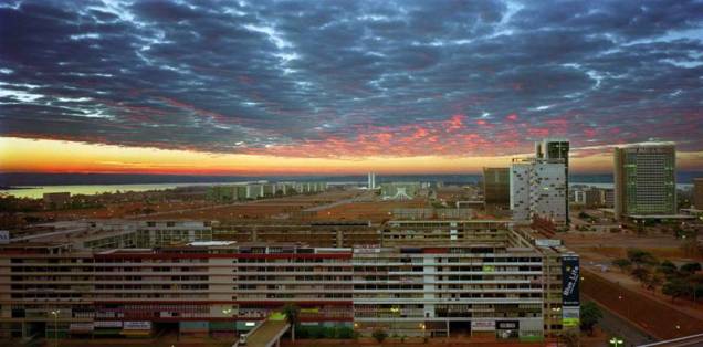 Mostra Arquitetura Brasileira Vista por Grandes Fotógrafos: o canadense Robert Polidori flagra um céu assustador em Brasília