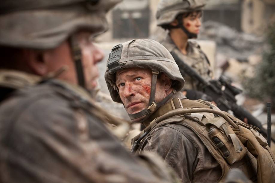 Batalha contra alienígenas: o ator Aaron Eckhart na pele do herói Michael Nantz, um sargento da Marinha