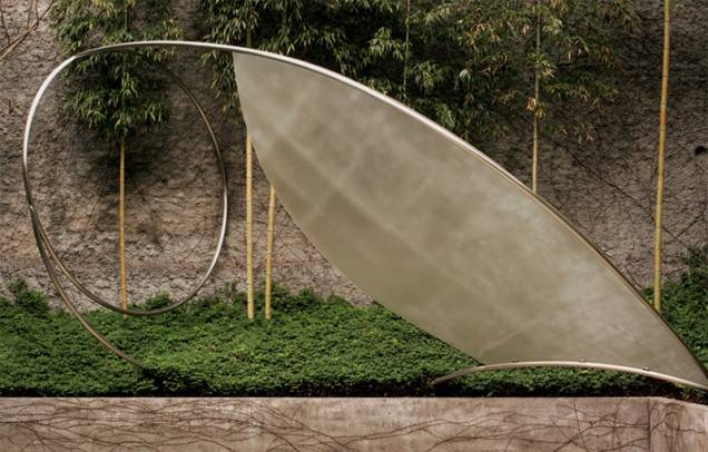 Esta escultura de aço inox e policarbonato da mineira Iole de Freitas pode ser vista no jardim da Galeria Raquel Arnaud
