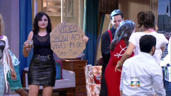 Monica Iozzi rouba a cena no ‘Tomara que Caia’ e faz até propaganda do ‘Video Show’