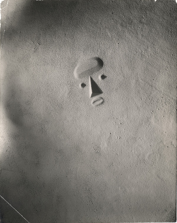 Em areia, escultura para ser vista de Marte (1947): obra de Isamu Noguchi pode ser vista no Tomie Ohtake