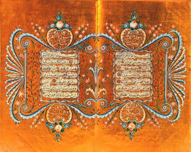 Corão do século XVII: páginas do livro sagrado com detalhes de ouro