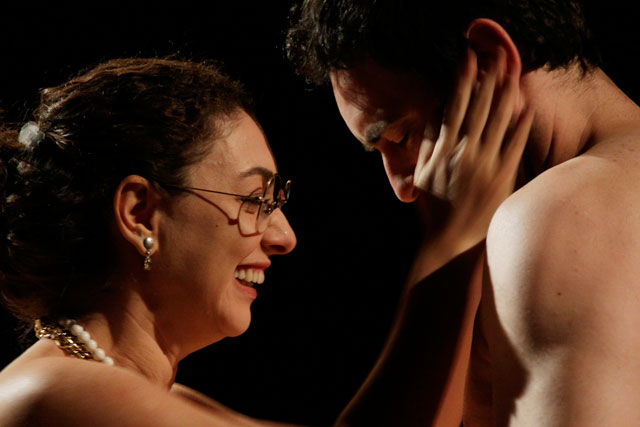 	Giovana Soar e Rodrigo Ferrarini em cena de peça dirigida por Marcio Abreu 