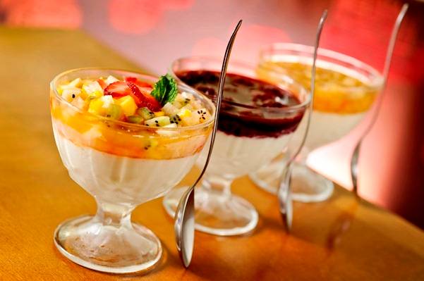 Taça creme de iogurte com calda de frutas