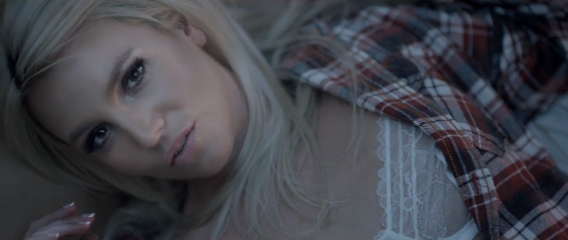 Britney Spears é amante sofredora no clipe da música ‘Perfume’
