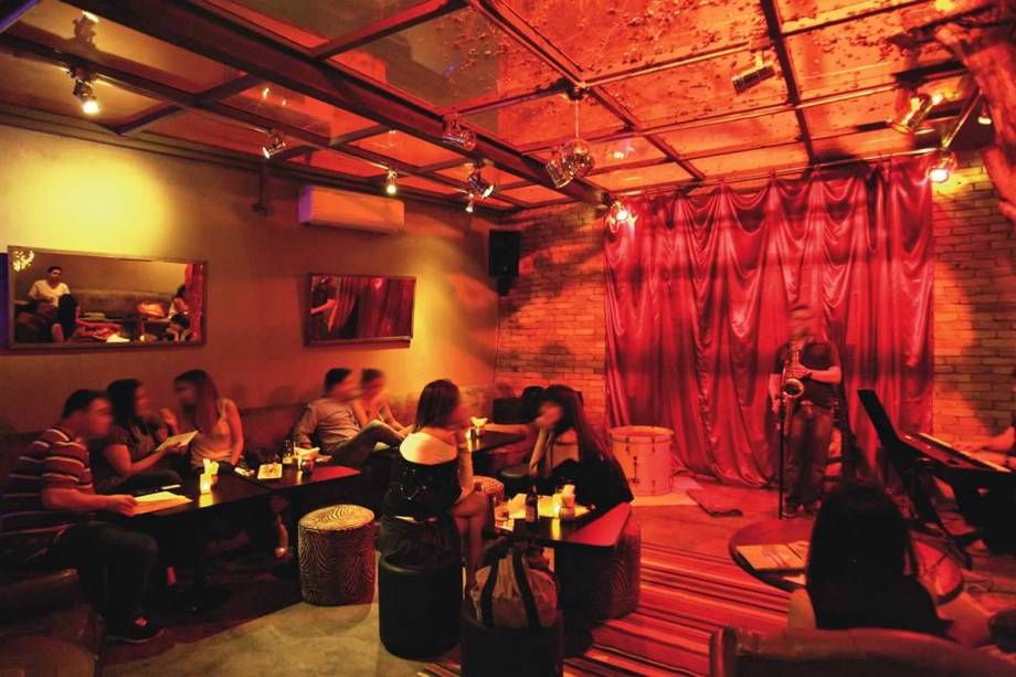 Um dos ambientes e o palco do endereço de Pinheiros: lounge de estilo rústico-chique
