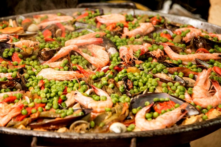 Paella: servida ao ar livre nos almoços de sábado (Foto: Fernando Sigma)