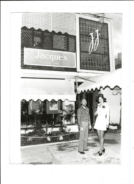 Jacques (esq.) em seu primeiro endereço na cidade, nos anos 50: 64 unidades no país (Foto: Arquivo Pessoal)