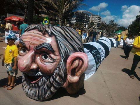 Em Maceió: manifestantes criaram o boneco “jararaco”, com cabeça de Lula e corpo de cobra (Foto: Reprodução/Facebook)