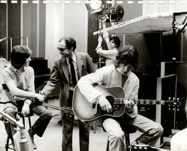 O diretor francês Jean-Luc Godard na filmagem de <em>One</em>, com Mick Jagger e Bill Wyman