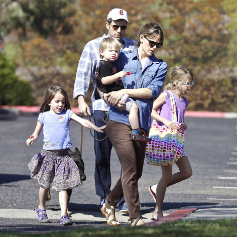 Papai Ben Affleck protege a mamãe Jennifer Garner mais os filhos Violet, Seraphina e Samuel