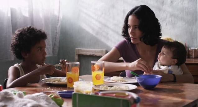 Pelo Malo: após a morte do marido, Marta (Samantha Castillo) luta para sustentar a família