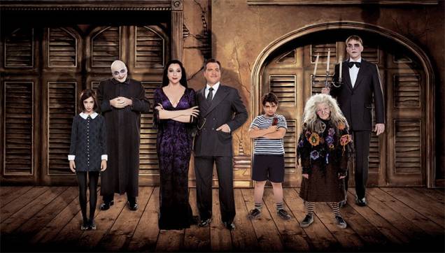 O elenco do musical A Família Addams, liderado por Marisa Orth e Daniel Boaventura (no centro)