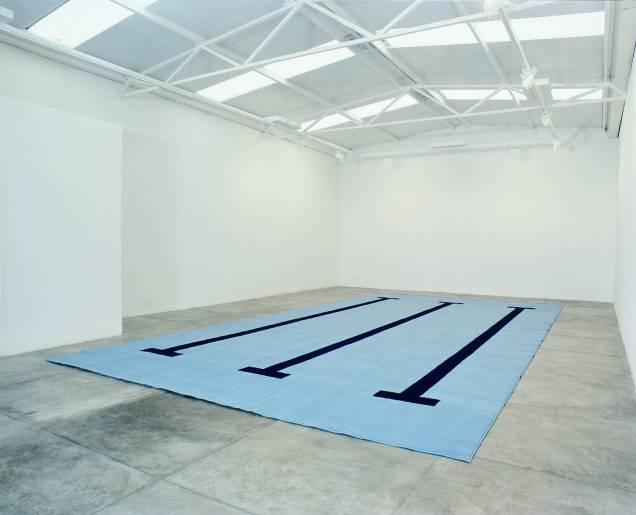 Piscina, 2004, de João Loureiro, Brasil: um tapete de nylon azul claro, com faixas em azul escuro, que representam as raias de natação