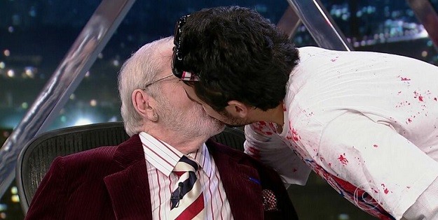 Jô Soares encena beijo gay triplo em programa de entrevistas