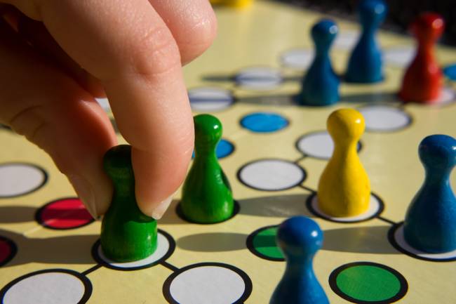 Quatro jogos de tabuleiro e cartas para divertir a família em casa