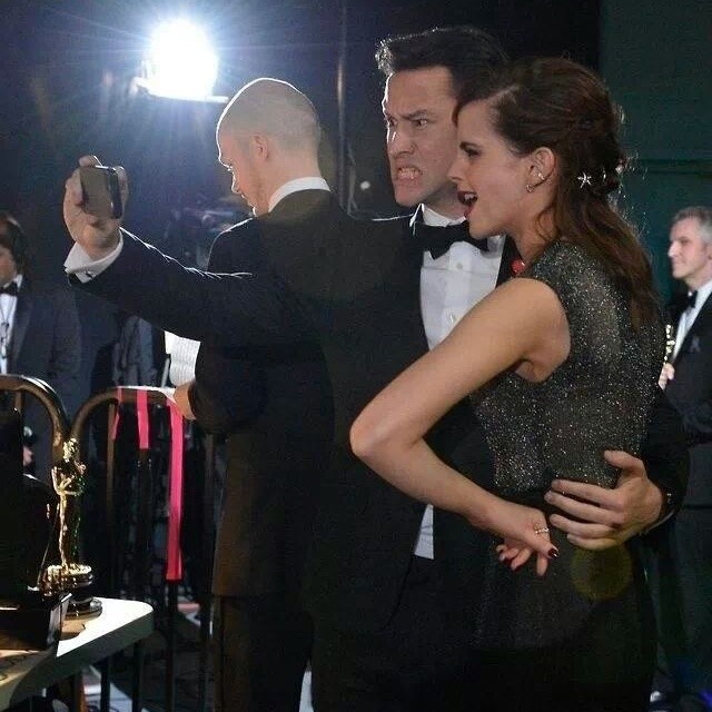 Joseph Gordon-Levitt fazendo uma "selfie" com Emma Watson