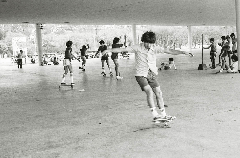 Skatistas na marquise, nos anos 70: espaço de lazer (Foto: Milton Shihata)