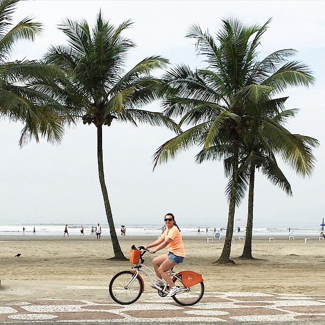 Juceli Alves Ferreira (@juferreiraju) foi clicada pela filha Lívia passeando de bicicleta em Santos: “Vou para o litoral umas três vezes por ano”