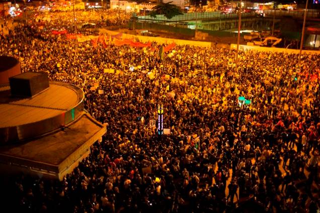 Junho - O Mês que Abalou o Brasil: as manifestações foram marcadas pelas redes sociais e reuniram milhares de pessoas