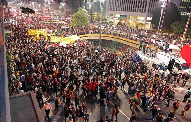 Junho - O Mês que Abalou o Brasil: manifestantes na Avenida Paulista