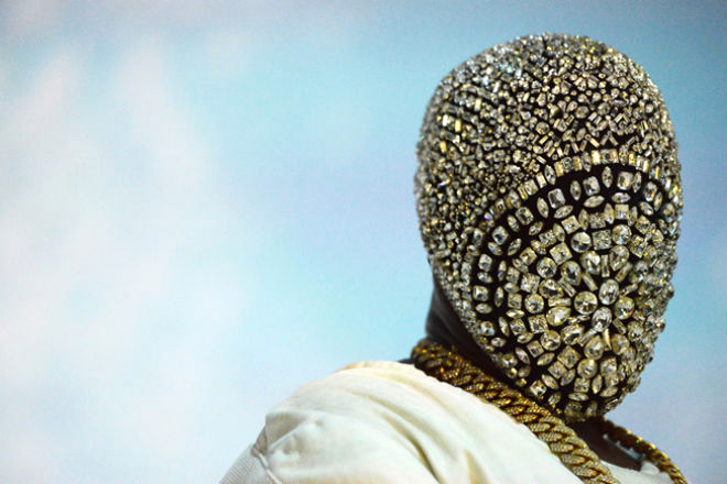 O rapper Kanye West com uma das máscaras da Maison Matin Margiela durante a turnê 'Yeezus': novo disco a caminho
