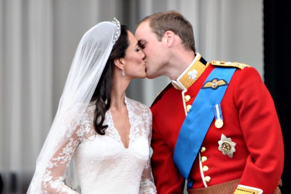 A princesa Kate e o princinpe Wilian: o beijo mais esperado de todos os tempos (Foto: Reprodução)