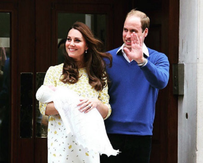 Kate e William deixam a maternidade com Charlotte Elizabeth Diana