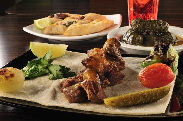 Kebab à moda turca/cordeiro de panela – grelhado e cozido com amardim de damasco