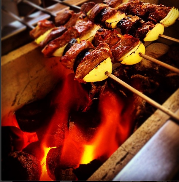 Kebab: espetinhos feitos no carvão (Foto: Rodrigo Libbos)