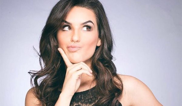 Kéfera pede para não ser incomodada em voo, mas ninguém a reconhece, diz jornal