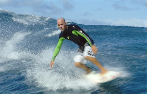 Onda perfeita: Kelly Slater surfa no Taiti